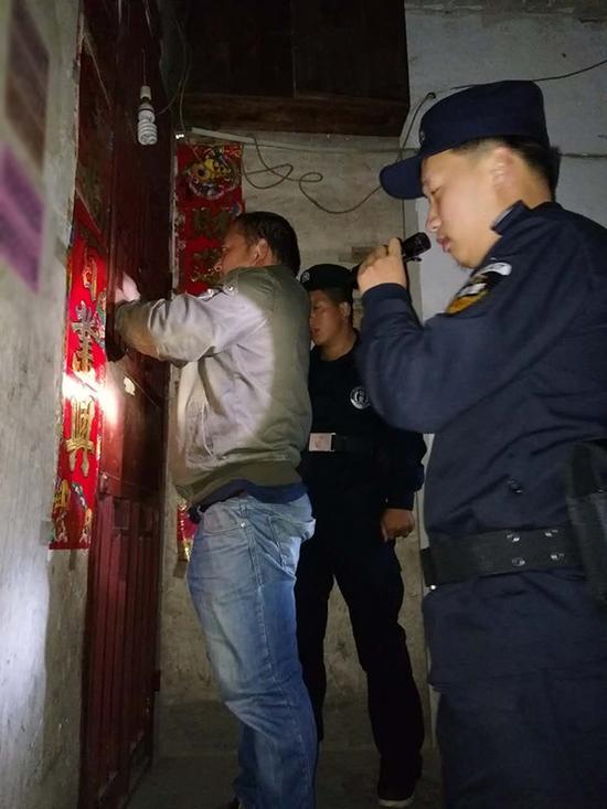 新乡粗心妈妈误将幼女锁家中 民警全城寻开锁师傅开门