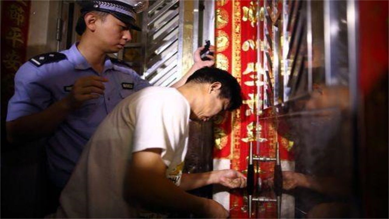 新乡请开锁师傅开了锁后，师傅为什么一般都不进门，就算主人请也不进去？